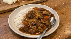 ビーフシチューの素でコク増し—炒めて煮るだけの簡単ハヤシライス