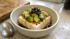 切ってのせるだけ。アボカド×塩昆布で「お店っぽい味」の冷奴レシピ