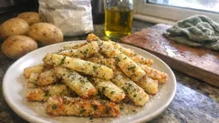 少ない油でカリッと仕上がる:片栗粉×薄力粉の青のりフライドポテト(揚げ焼き)