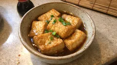 冷凍厚揚げが便利:めんつゆで15分、味しみやさしい煮物