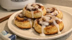 しっとりふわふわに焼ける、グレーズ仕上げのシナモンロール—発酵と巻き方のコツも