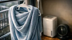 普通のハンガーでバスタオルが早く乾く干し方5ステップ、部屋干しの生乾き臭対策にも