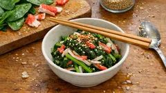 だし香る「ほうれん草とカニカマの和風ナムル」—うどんスープの素で手軽にあと一品