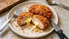 揚げないのにサクッと満足：生パン粉で香ばしい豚ロースのチーズカツレツ