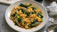 玉ねぎの甘みで味が決まる、玉ねぎと小松菜のふんわり卵炒め（和風・手早く）