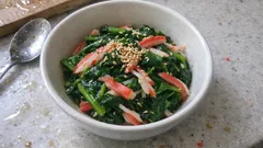 ゆで時間1分で色鮮やか。カニカマ×ほうれん草のごま油和え、あと一品に