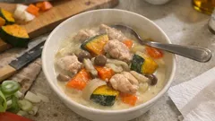 味噌×バターでコク増し。かぼちゃとチキンの味噌クリームシチュー（ルウなしで簡単）