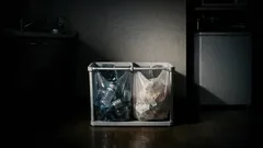 短いつっぱり棒1本でゴミ箱が2分割 分別がラクになる時短ワザ