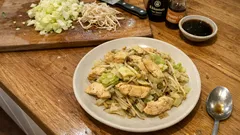 鶏むね肉がしっとり仕上がる—キャベツともやしのシャキシャキ炒め（フライパンひとつ）