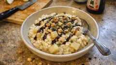 洋梨とタレッジョのリゾット—ブロスを注ぎ足して、なめらかクリーミーに仕上げる