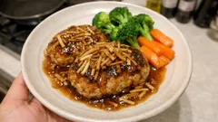 豆腐でふんわり、パサつかない：えのきソースの和風豆腐ハンバーグ