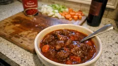 鹿肉をやわらかく仕上げる赤ワイン煮込み—トマトでコク深いごちそうに