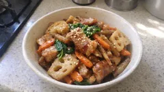 下ゆでで味しみ早い—豚バラ入り根菜きんぴら（レンコン・ごぼう・にんじん）