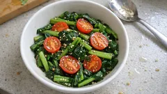 塩麹でまろやかに決まる：小松菜とミニトマトのさっぱりナムル
