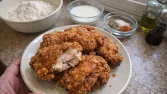 卵と牛乳に漬けてから揚げるだけ。外カリ中ジューシーなクリスマスフライドチキン