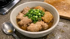 湯通しひと手間で味しみ抜群：鶏もも肉とがんもどきの和風煮