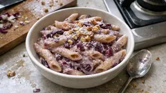 ほろ苦ラディッキオ×くるみが決め手：フライパンひとつで作る濃厚クリームペンネ