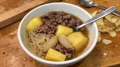 白だしで後味すっきり：甘さ控えめのあっさり肉じゃがレシピ