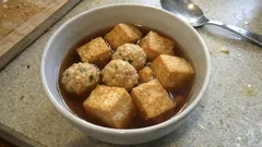 厚揚げに味がしみる、鶏団子の甘辛煮|冷凍団子で鍋ひとつ