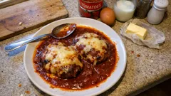 焼かずにしっとり仕上がる、チーズ入り煮込みハンバーグ（トマト×赤ワイン）