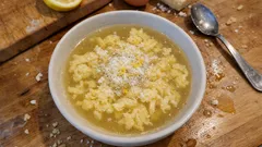 鶏の澄んだブロードに卵をふわっと流し入れる：ストラッチャテッラ・イン・ブロード