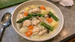 鶏むね肉がしっとり柔らかい:クリームコーンでコクを出す簡単クリームシチュー