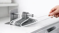 100均ブックエンドでハンガー収納が絡まない、洗濯前のストレスを減らす簡単ワザ