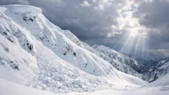 暖冬でも雪崩が増える理由とは、大気の川と短時間ドカ雪をやさしく解説