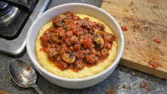 ダマなしで作る熱々ポレンタ—サルシッチャときのこの濃厚トマトソース