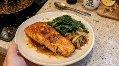 フライパンひとつで簡単：鮭のバター醤油焼き（ほうれん草と玉ねぎで満足おかず）