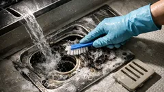 お風呂の排水口のニオイ、専用品なしで減らすコツは「台所用洗剤」とすすぎ1分