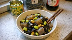 水煮大豆で手軽にもう一品：こんにゃくの格子切りで味しみ「大豆とこんにゃくの昆布煮」
