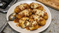 余りがちなミートソースでごちそうに:とろけるチーズ入りコロッケの簡単レシピ