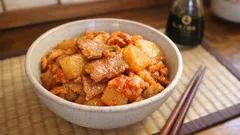 大根を先に焼き付けて水っぽさ回避。豚肉とキムチのごはんがすすむ炒め物