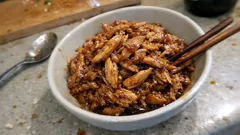 パサパサ鶏むね肉がしっとり復活。甘辛しぐれ煮風リメイクの簡単レシピ