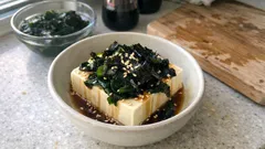火を使わずあと一品：豆腐にわかめをのせて、めんつゆでさっと整う副菜