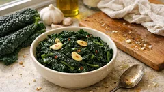 フライパンひとつで15分：カーボロ・ネロ（黒キャベツ）のにんにくオイル蒸し炒めレシピ