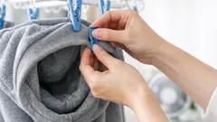 パーカーが部屋干しで乾かない問題、逆バンザイ干しとオバケ干しを同条件で比べた結果