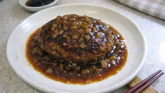 レンジで玉ねぎ時短、和風オニオンソースが決め手のふっくらハンバーグ