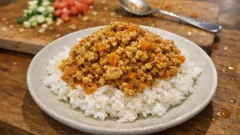 鶏ひき肉でさっと作る、べちゃつかない簡単ドライカレー（バターで香りアップ）