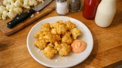 衣なしでカリッと甘い。フライパンで作るカリフラワーの素揚げ(塩こしょう&オーロラソース)